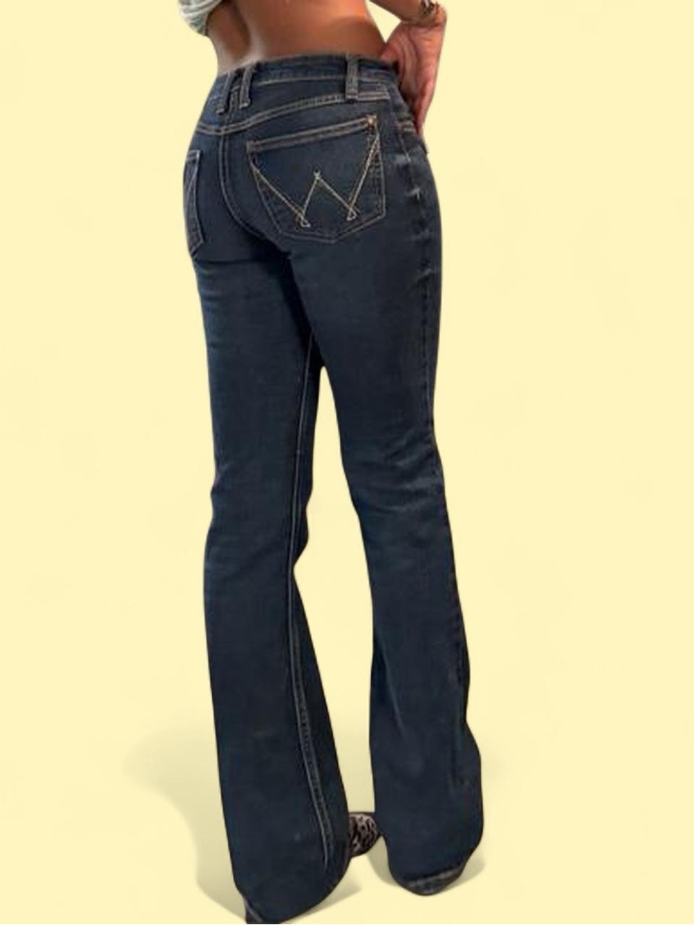 Wrangler retro mid-low rise bootcut dark blue denim jeans. Size 25W x 34L/ Size2